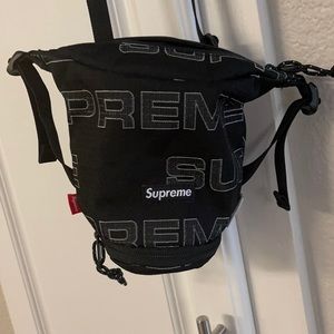 Brand new fall season 2021 Supreme neck purse.